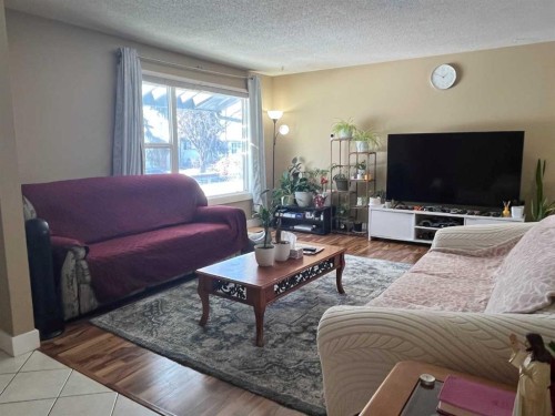 1258 Mardale Drive Ne, Calgary, AB - Indoor Photo Showing Living Room