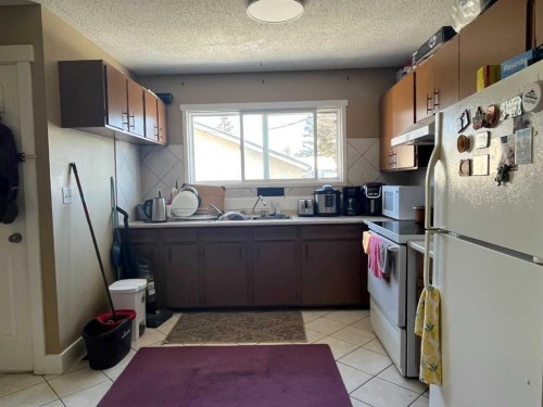 1258 Mardale Drive Ne, Calgary, AB - Indoor Photo Showing Kitchen With Double Sink