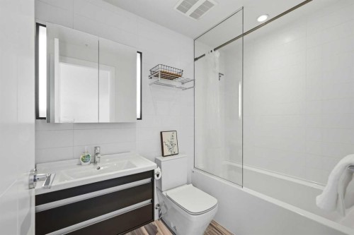 1007-930 16 Avenue Sw, Calgary, AB - Indoor Photo Showing Bathroom