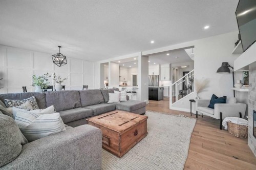 32 Magnolia Heath Se, Calgary, AB - Indoor Photo Showing Living Room