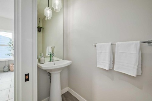32 Magnolia Heath Se, Calgary, AB - Indoor Photo Showing Bathroom