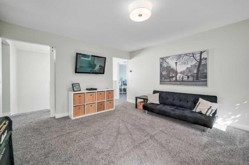 32 Magnolia Heath Se, Calgary, AB - Indoor Photo Showing Other Room