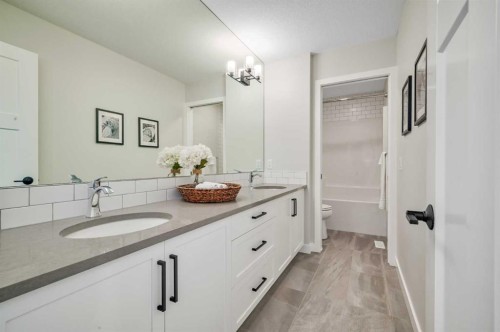 32 Magnolia Heath Se, Calgary, AB - Indoor Photo Showing Bathroom