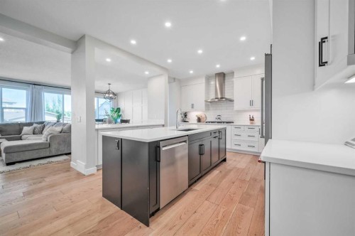 32 Magnolia Heath Se, Calgary, AB - Indoor Photo Showing Kitchen With Upgraded Kitchen