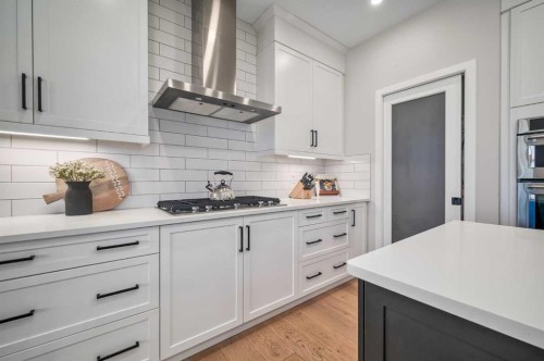 32 Magnolia Heath Se, Calgary, AB - Indoor Photo Showing Kitchen With Upgraded Kitchen