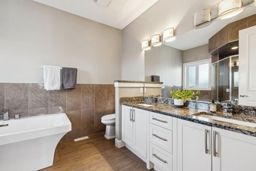 4804 21 Avenue Nw, Calgary, AB - Indoor Photo Showing Bathroom