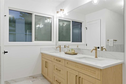 4904 Valiant Drive Nw, Calgary, AB - Indoor Photo Showing Bathroom