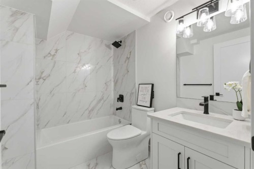 4904 Valiant Drive Nw, Calgary, AB - Indoor Photo Showing Bathroom