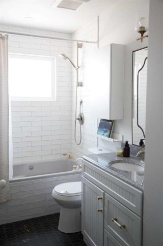 64 Hartford Road Nw, Calgary, AB - Indoor Photo Showing Bathroom