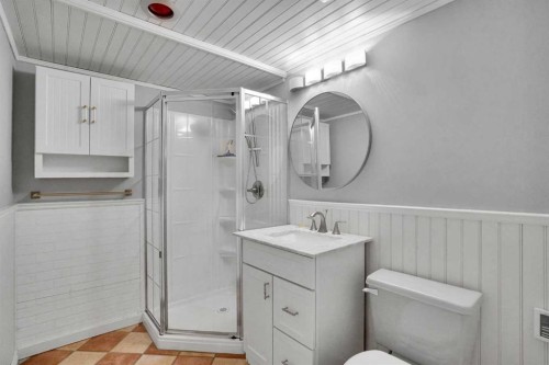 64 Hartford Road Nw, Calgary, AB - Indoor Photo Showing Bathroom