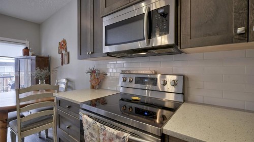 135 Reunion Loop Nw, Airdrie, AB - Indoor Photo Showing Kitchen