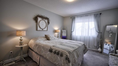 135 Reunion Loop Nw, Airdrie, AB - Indoor Photo Showing Living Room