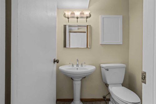 933 15Th Street, Canmore, AB - Indoor Photo Showing Bathroom