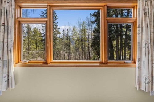 933 15Th Street, Canmore, AB - Indoor Photo Showing Other Room