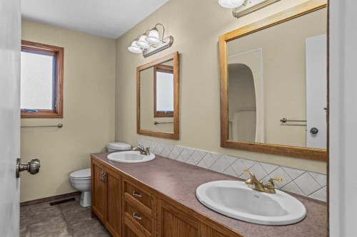 933 15Th Street, Canmore, AB - Indoor Photo Showing Bathroom