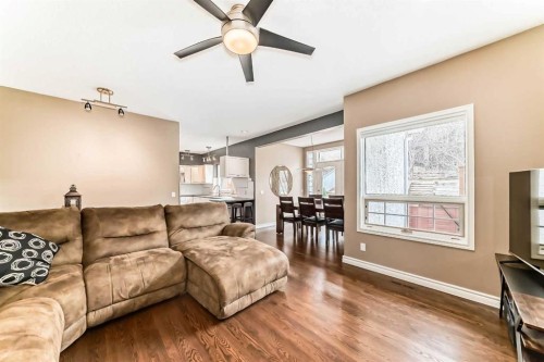 8535 33 Avenue Nw, Calgary, AB - Indoor Photo Showing Living Room