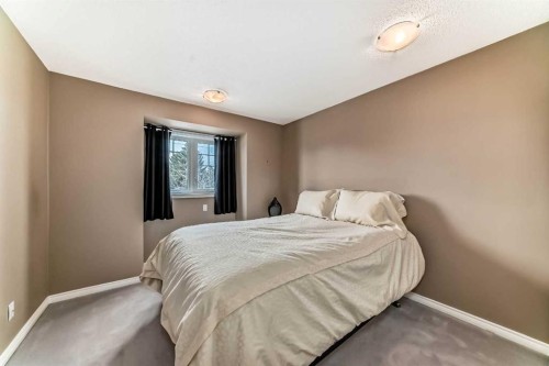 8535 33 Avenue Nw, Calgary, AB - Indoor Photo Showing Bedroom