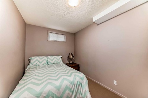 8535 33 Avenue Nw, Calgary, AB - Indoor Photo Showing Bedroom
