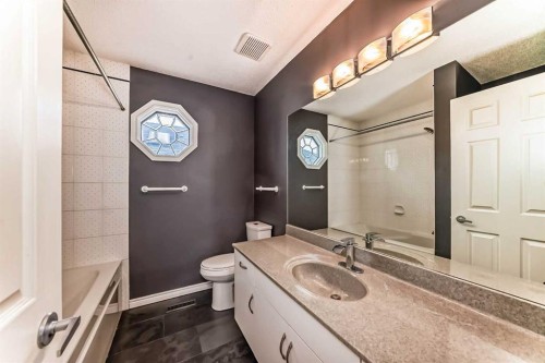 8535 33 Avenue Nw, Calgary, AB - Indoor Photo Showing Bathroom