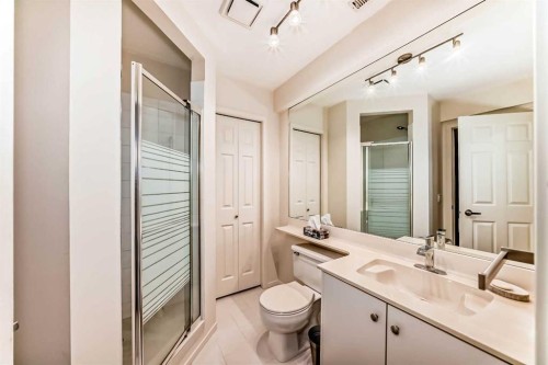 8535 33 Avenue Nw, Calgary, AB - Indoor Photo Showing Bathroom