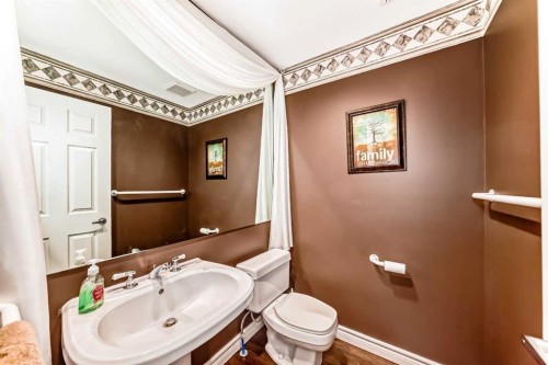8535 33 Avenue Nw, Calgary, AB - Indoor Photo Showing Bathroom