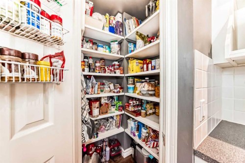 8535 33 Avenue Nw, Calgary, AB - Indoor With Storage