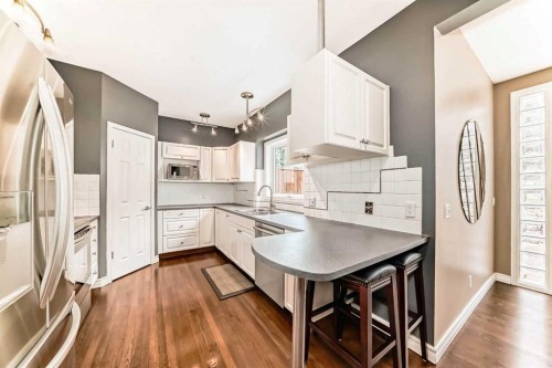 8535 33 Avenue Nw, Calgary, AB - Indoor Photo Showing Kitchen