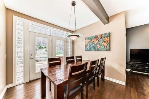 8535 33 Avenue Nw, Calgary, AB - Indoor Photo Showing Dining Room