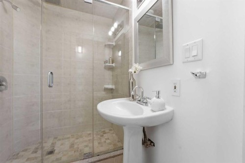 2623 Glenmount Drive Sw, Calgary, AB - Indoor Photo Showing Bathroom