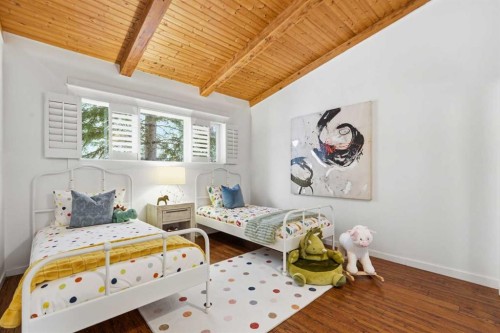 2623 Glenmount Drive Sw, Calgary, AB - Indoor Photo Showing Bedroom