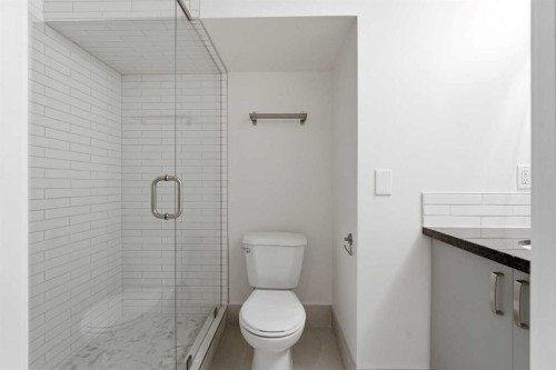 2623 Glenmount Drive Sw, Calgary, AB - Indoor Photo Showing Bathroom