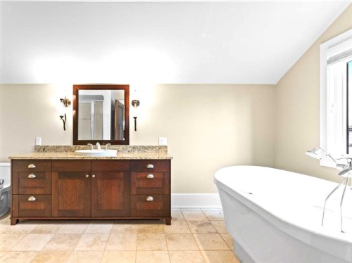 1428 2A Street Nw, Calgary, AB - Indoor Photo Showing Bathroom
