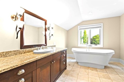 1428 2A Street Nw, Calgary, AB - Indoor Photo Showing Bathroom