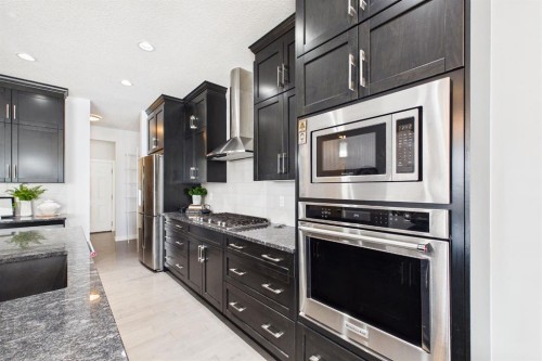 29 Evansglen Place Nw, Calgary, AB - Indoor Photo Showing Kitchen With Upgraded Kitchen