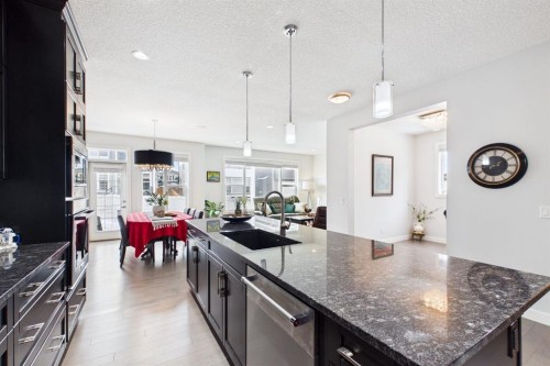 29 Evansglen Place Nw, Calgary, AB - Indoor Photo Showing Kitchen With Upgraded Kitchen