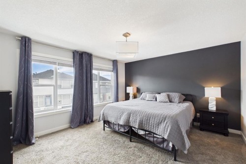 29 Evansglen Place Nw, Calgary, AB - Indoor Photo Showing Bedroom