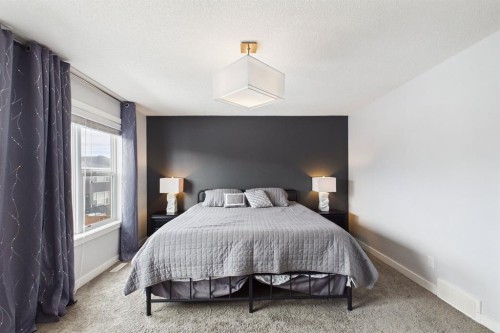 29 Evansglen Place Nw, Calgary, AB - Indoor Photo Showing Bedroom