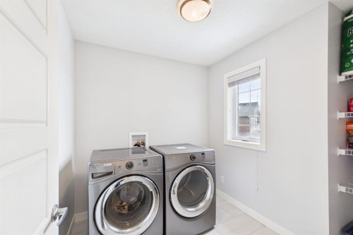 29 Evansglen Place Nw, Calgary, AB - Indoor Photo Showing Laundry Room
