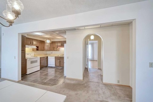 616 Dalmeny Hill Nw, Calgary, AB - Indoor Photo Showing Kitchen