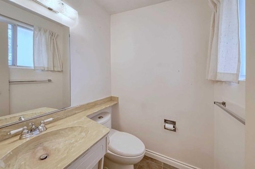 616 Dalmeny Hill Nw, Calgary, AB - Indoor Photo Showing Bathroom