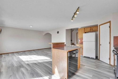 17 Taracove Crescent Ne, Calgary, AB - Indoor Photo Showing Kitchen