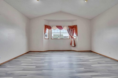 17 Taracove Crescent Ne, Calgary, AB - Indoor Photo Showing Other Room