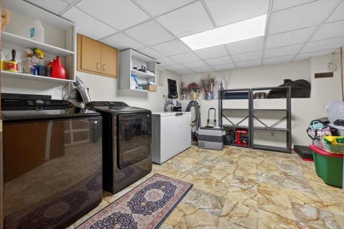 382 Ellis Crescent Se, High River, AB - Indoor Photo Showing Laundry Room