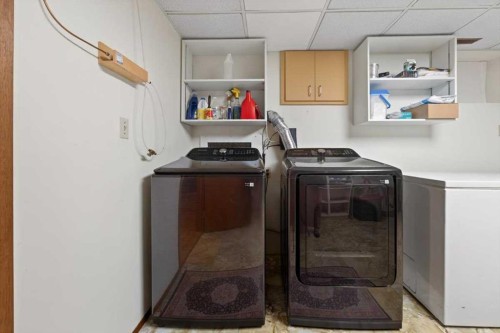 382 Ellis Crescent Se, High River, AB - Indoor Photo Showing Laundry Room