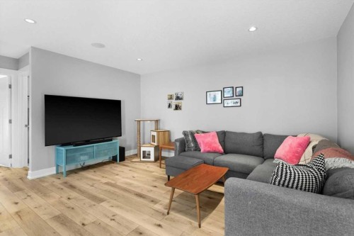 2316 22 Street Nw, Calgary, AB - Indoor Photo Showing Living Room