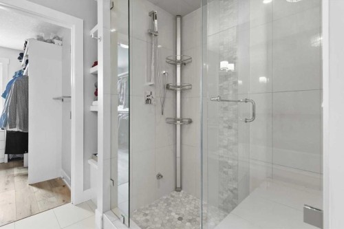 2316 22 Street Nw, Calgary, AB - Indoor Photo Showing Bathroom