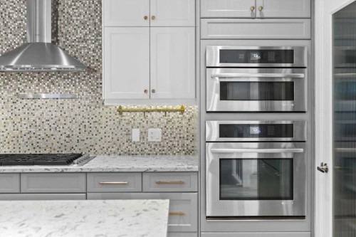 2316 22 Street Nw, Calgary, AB - Indoor Photo Showing Kitchen With Upgraded Kitchen