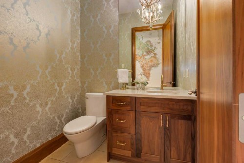 623 Madison Avenue Sw, Calgary, AB - Indoor Photo Showing Bathroom