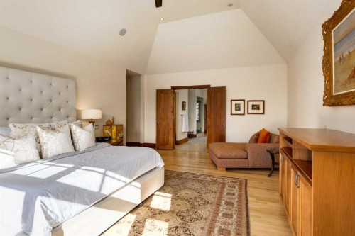 623 Madison Avenue Sw, Calgary, AB - Indoor Photo Showing Bedroom