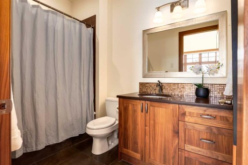 623 Madison Avenue Sw, Calgary, AB - Indoor Photo Showing Bathroom